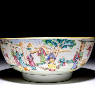 Un bol en porcelaine de Chine famille rose à décor mandarin, Qianlong
