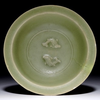 Een Chinese Longquan celadon schotel met "Tweeling vissen", Song