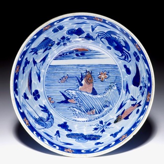 Un bol en porcelaine de Chine bleu, blanc et rouge de cuivre aux carpes et créatures marines, marque et époque de Kangxi