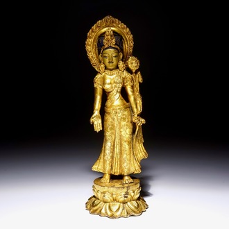 Une statuette de Tara debout sur socle en forme de lotus en bronze doré, Chine, 19ème