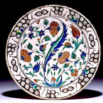 Een Iznik aardewerk schotel met polychroom decor, Turkije, eind 16e eeuw