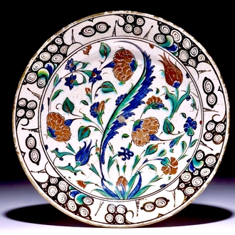 Un plat en faïence d'Iznik à décor polychrome, Turquie, fin du 16ème