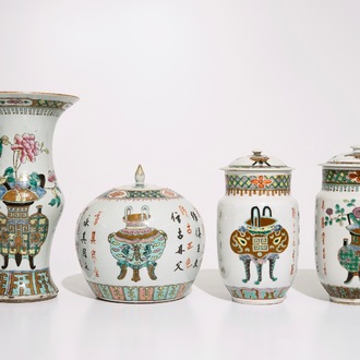 Un ensemble de vases en porcelaine de Chine famille verte, 19ème