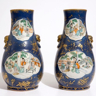 Une paire de vases en porcelaine de Chine famille verte sur fond bleu poudré et doré, 19ème