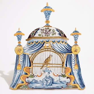 Une grande plaque trompe l'oeil en forme de cage à oiseau en faïence de Delft polychrome, 18ème
