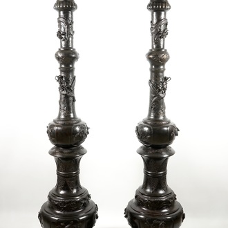 Une paire de colonnes d'éclairage en bronze, Japon, Meiji, 19ème