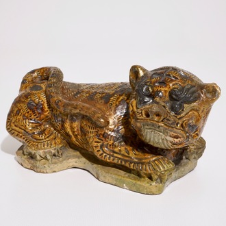 Een Chinees geglazuurd steengoed model van een tijger, wellicht Ming