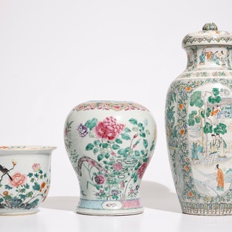 Un vase en porcelaine de Chine famille verte, un pot à fleurs et un vase balustre en famille rose, 18/19ème