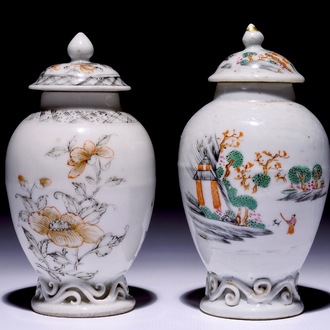 Deux verseuses couvertes en porcelaine de Chine grisaille et famille rose pour l'export, Qianlong