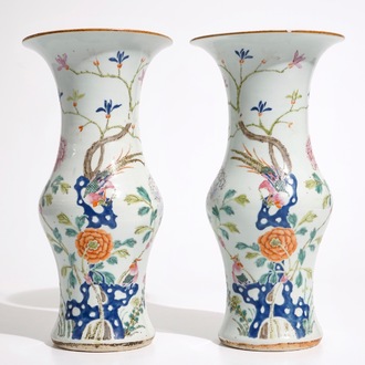 Une paire de vases de forme yenyen en porcelaine de Chine famille rose, 19ème