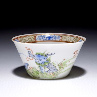 Une tasse à vin en porcelaine de Chine coquille d'oeuf à décor de "Dragon et phénix", Yongzheng