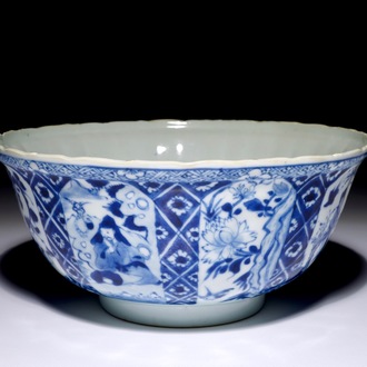 Een blauw-witte Chinese kom met vlakverdeling in Kangxi-stijl, 19e eeuw