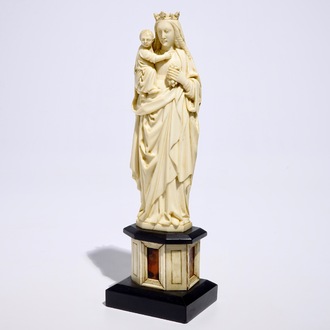 Un modèle d'une Vierge à l'enfant en ivoire sculpté, Dieppe, France, 19ème