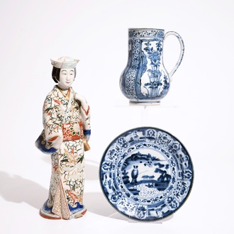 Een blauw-witte kan en een bord in Japans Arita porselein, 17/18e eeuw, hierbij een Imari figuur, 18/19e eeuw