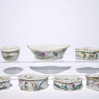 Six boîtes couvertes et un bol en forme de chauve-souris en porcelaine de Chine qianjiang cai, 19/20ème