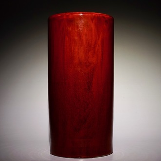 Un grand vase de forme cylindrique en porcelaine de Chine monochrome sang de boeuf, 20ème