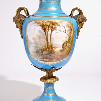 Een erg grote porseleinen vaas met bronsmontuur in Sèvres-stijl, 19e eeuw