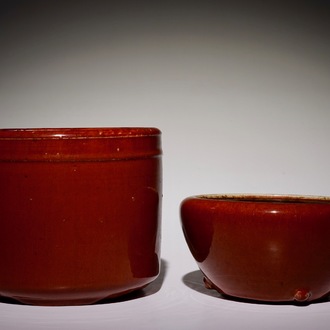 Un pot à pinceaux et un bol en porcelaine de Chine monochrome sang de boeuf, 19ème