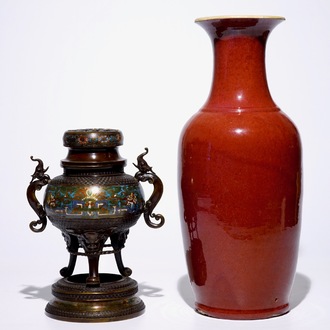 Un vase en porcelaine de Chine sang de boeuf monochrome et un brûle-parfum, 19ème