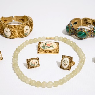 Een collectie juwelen in verguld en geëmailleerd zilver, beschilderd ivoor en malachiet, begin 20e eeuw