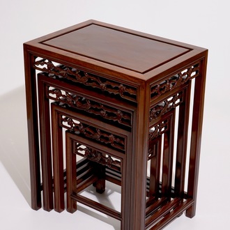 Un ensemble de quatre tables gigognes en bois sculpté, Chine, 20ème