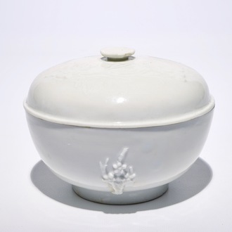 Un bol couvert en porcelaine blanc de Chine de Dehua à décor appliqué, 19ème