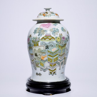 A Chinese qianjiang cai vase and cover with "100 antiquities" design, 19/20th C.