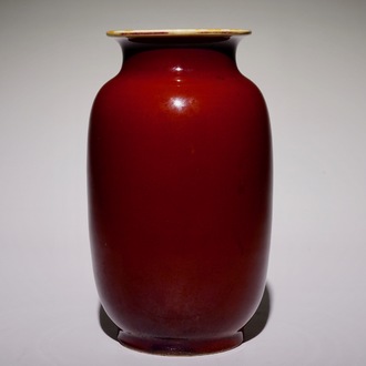 Un vase en porcelaine de Chine sang de boeuf monochrome, 18/19ème