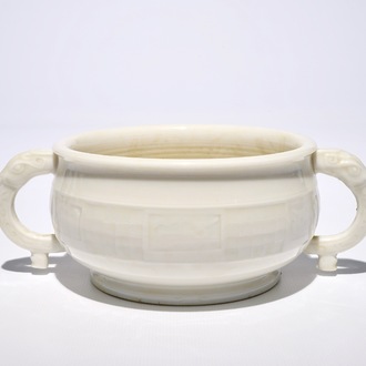Un brûle-parfum en porcelaine blanc de Chine de Dehua à décor appliqué et gravé, 19ème