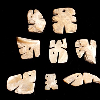 Huit pendentifs zoomorphes précolombiens en pierre sculptée, culture Tairona, Colombie, 15/10ème a.