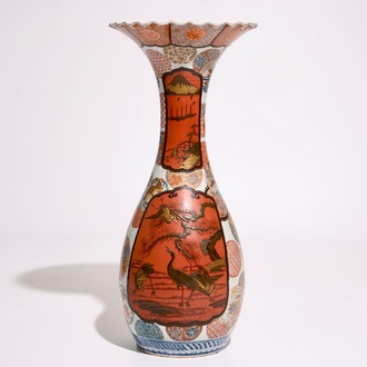 Un vase en porcelaine Imari aux réserves en laque, Meiji, 19ème