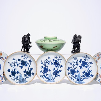 Un lot varié de cinq assiettes, une paire de figures en pierre serpentine et un bol couvert japonais, 18/20ème
