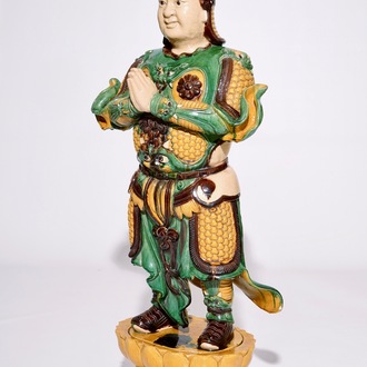 Un grand modèle d'un soldat de style Ming en porcelaine de Chine de type sancai, 20ème