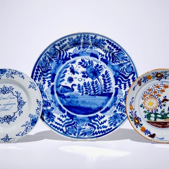 Un plat chinoiserie en faïence de Delft bleu et blanc, une assiette parlante et une assiete polychrome, 18ème