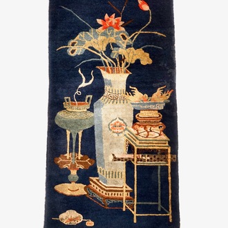 Een Chinees Baotou tapijt met kostbaarhedendecor, 19/20e eeuw