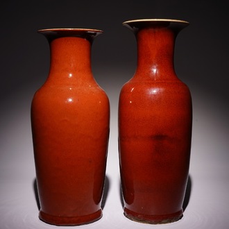 Deux vases en porcelaine de Chine monochrome sang de boeuf, 19/20ème