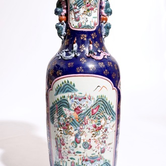 Un très grand vase en porcelaine de Chine famille rose sur fond bleu poudré, 20ème