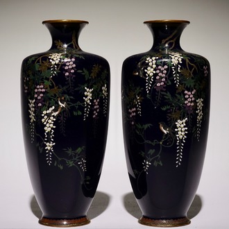 Een paar fijne Japanse cloisonné vazen, Meiji, 19e eeuw