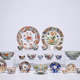A varied lot of mostly Chinese bowls, plates and cups and saucers, 18/19th C.