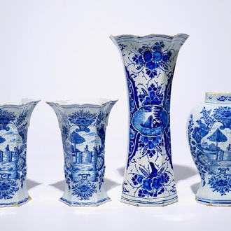 Une garniture de trois vases et un grand vase individuel en faïence de Delft bleu et blanc, 18ème