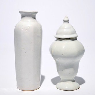 Un vase de forme rouleau et un vase couvert en faïence de Delft blanc monochrome, 17/18ème