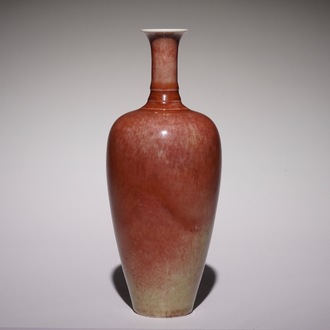 Un vase en porcelaine de Chine monochrome rouge de cuivre, marque de Kangxi, 19/20ème