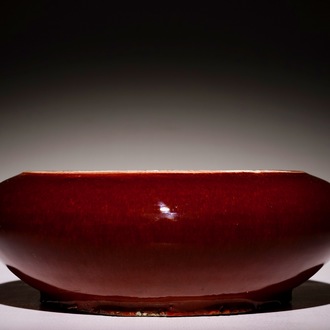 Un lave-pinceaux en porcelaine de Chine monochrome sang de boeuf, 19ème
