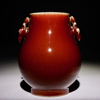 Un vase de forme hu en porcelaine de Chine monochrome sang de boeuf, 19ème