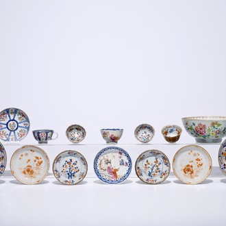 A lot of five Chinese cups and saucers, two plates and a bowl, Qianlong