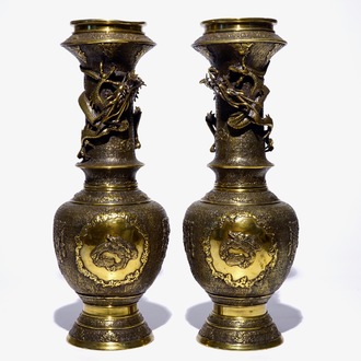 Une paire de vases en cuivre doré aux dragons appliqués, Meiji/Taisho, 19/20ème