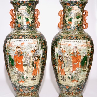 Une paire de très grands vases en porcelaine de Chine, 20ème