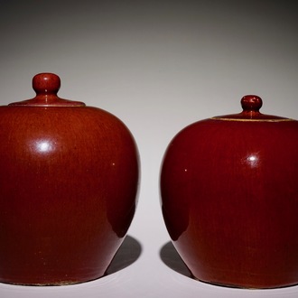 Deux pots couverts en porcelaine de Chine monochrome sang de boeuf, 19ème
