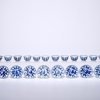 Douze tasses et soucoupes en porcelaine de Chine bleu et blanc, Kangxi
