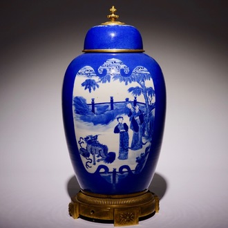 Un pot couvert en porcelaine de Chine bleu poudré monté en bronze, 19ème